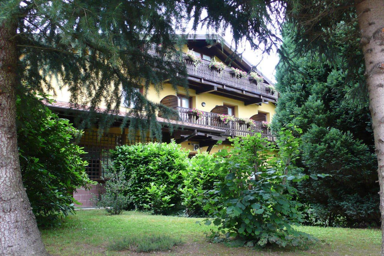 Hotel Ristorante La Perla Varallo Pombia Exterior photo