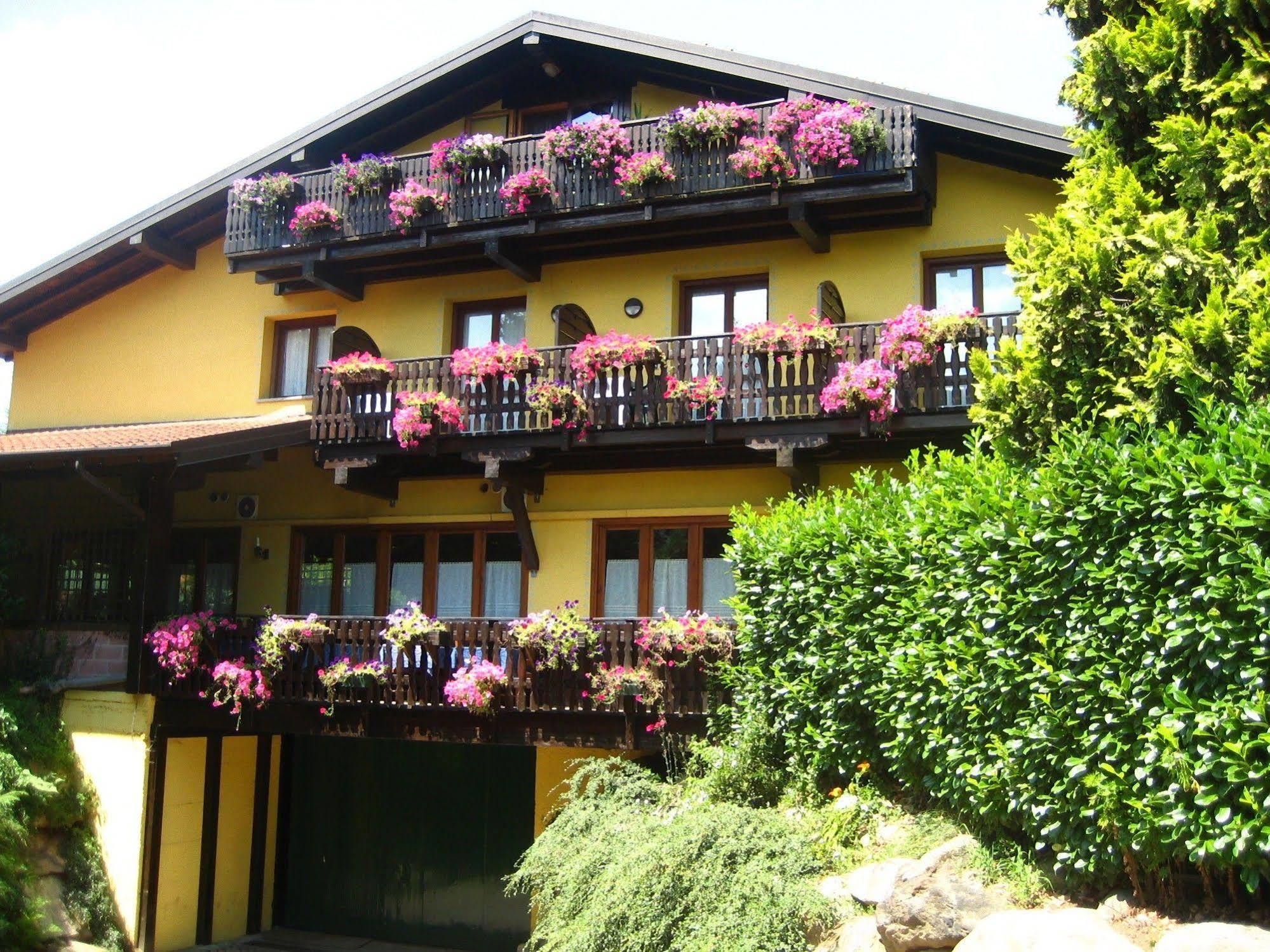 Hotel Ristorante La Perla Varallo Pombia Exterior photo