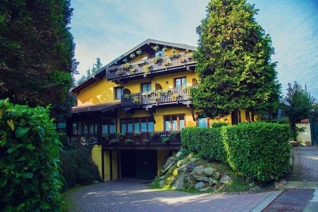 Hotel Ristorante La Perla Varallo Pombia Exterior photo